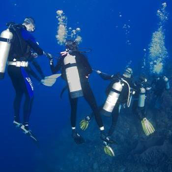 Divers with good ascent strategy  Credit: Melissa Gwaldis  Sources: Dan Alert Network